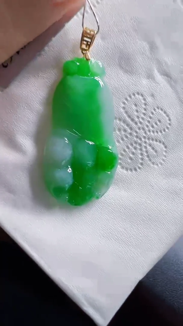 颈饰18K金镶嵌翡翠佛手