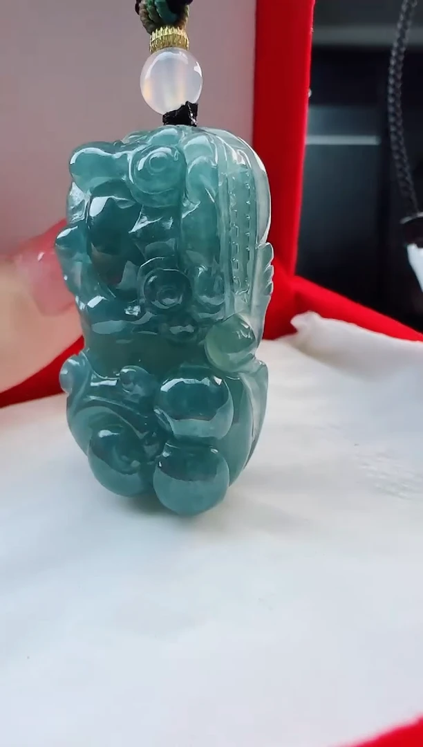 翡翠未镶嵌颈饰多样性发货其中一件