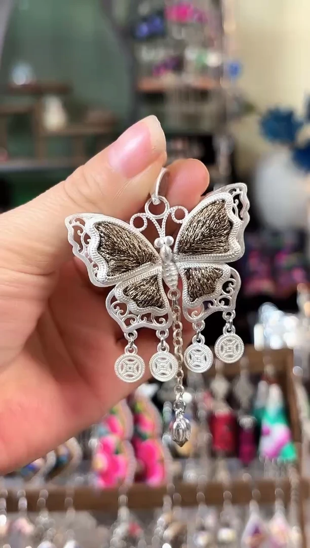 彩云南阁非遗老绣饰品351