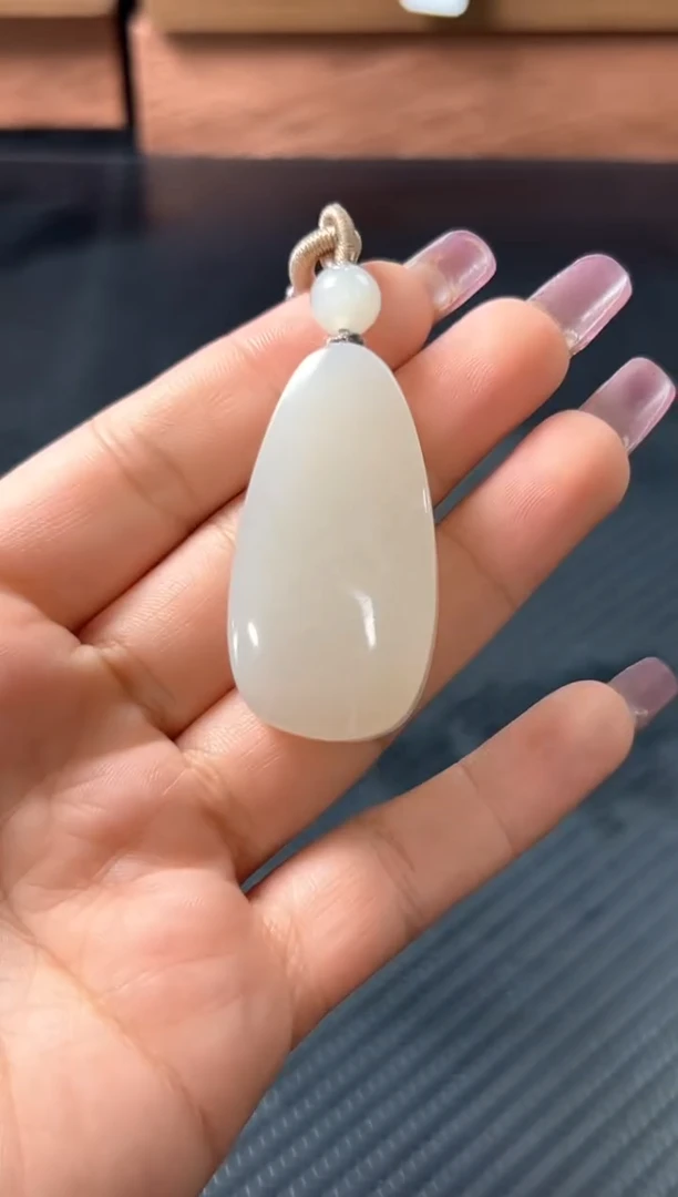 吊坠(赠链)未镶嵌和田玉黑山微色差吊坠