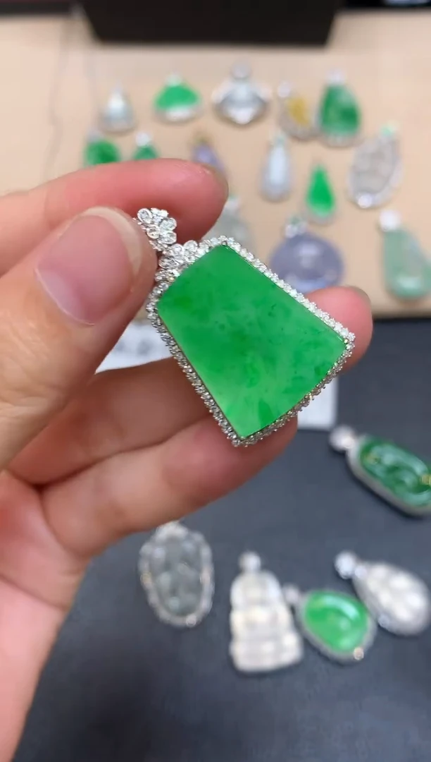 颈饰18K金镶嵌翡翠无事牌【无服务费