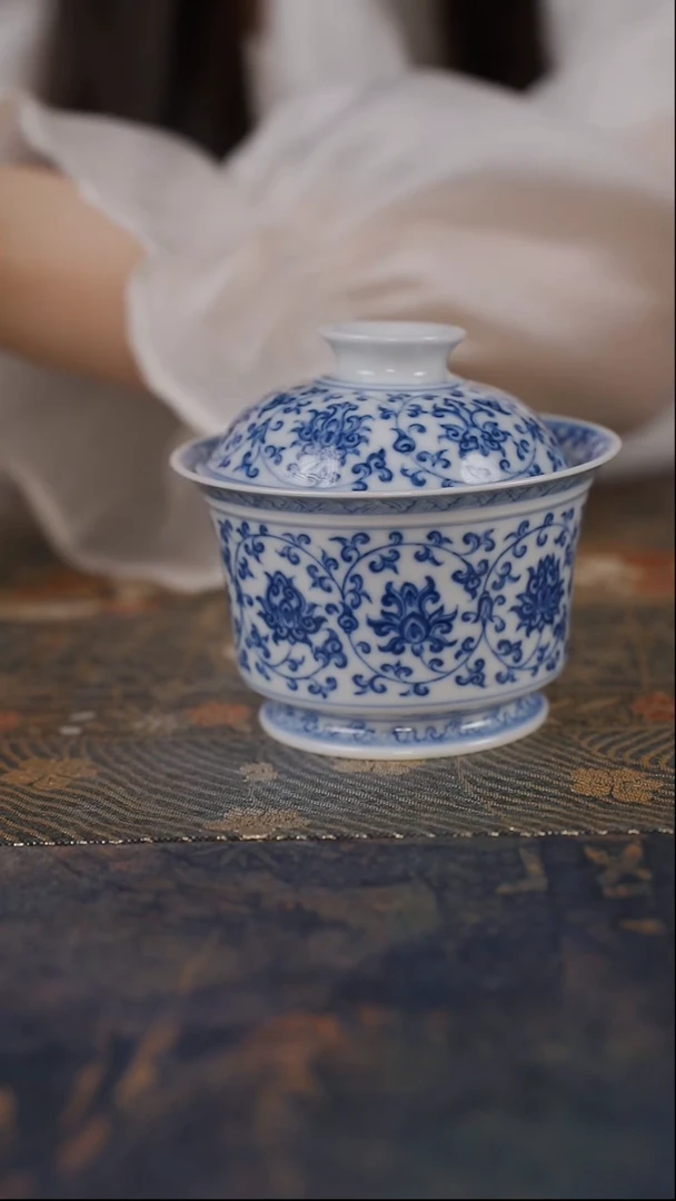 朱*帅望月怀古青花缠枝莲马蹄盖碗