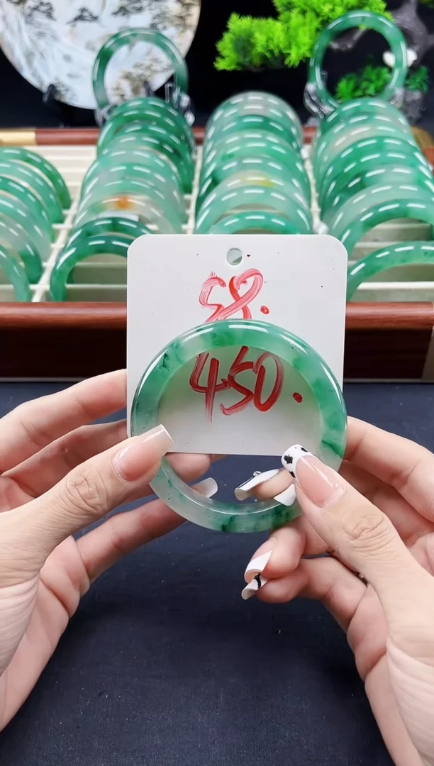 未镶嵌手镯石英质玉（非洲翠）手镯