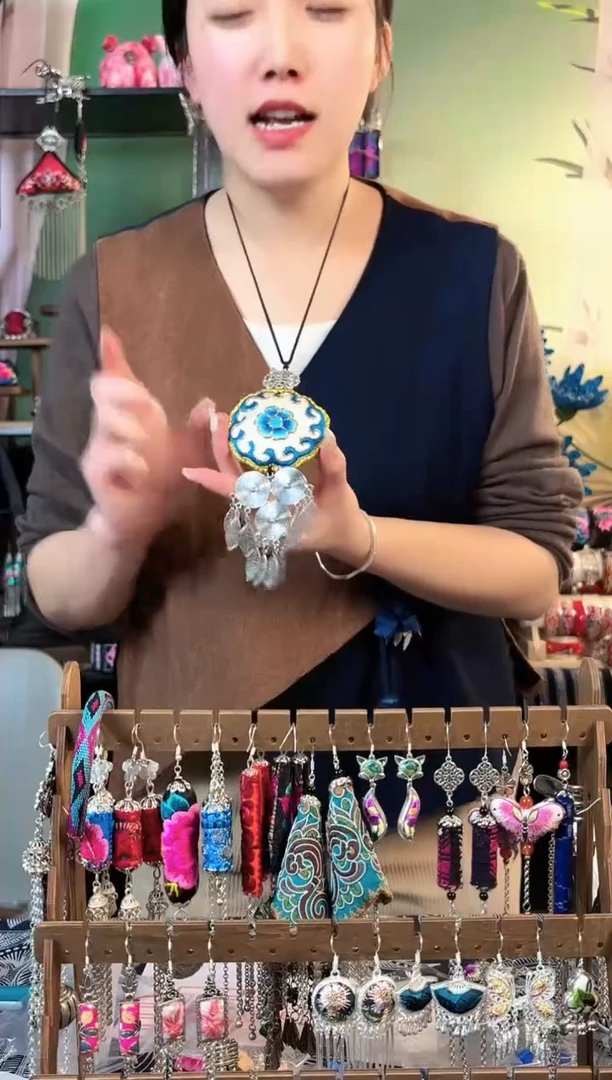 彩云南阁非遗老绣饰品684*