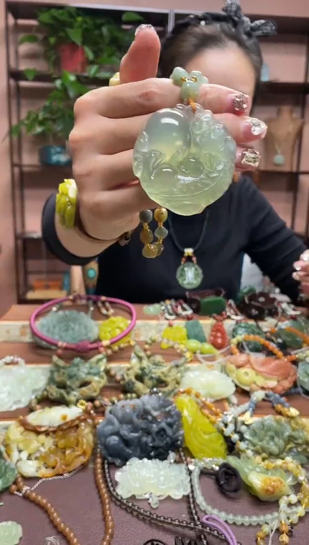 未镶嵌岫玉颈饰·