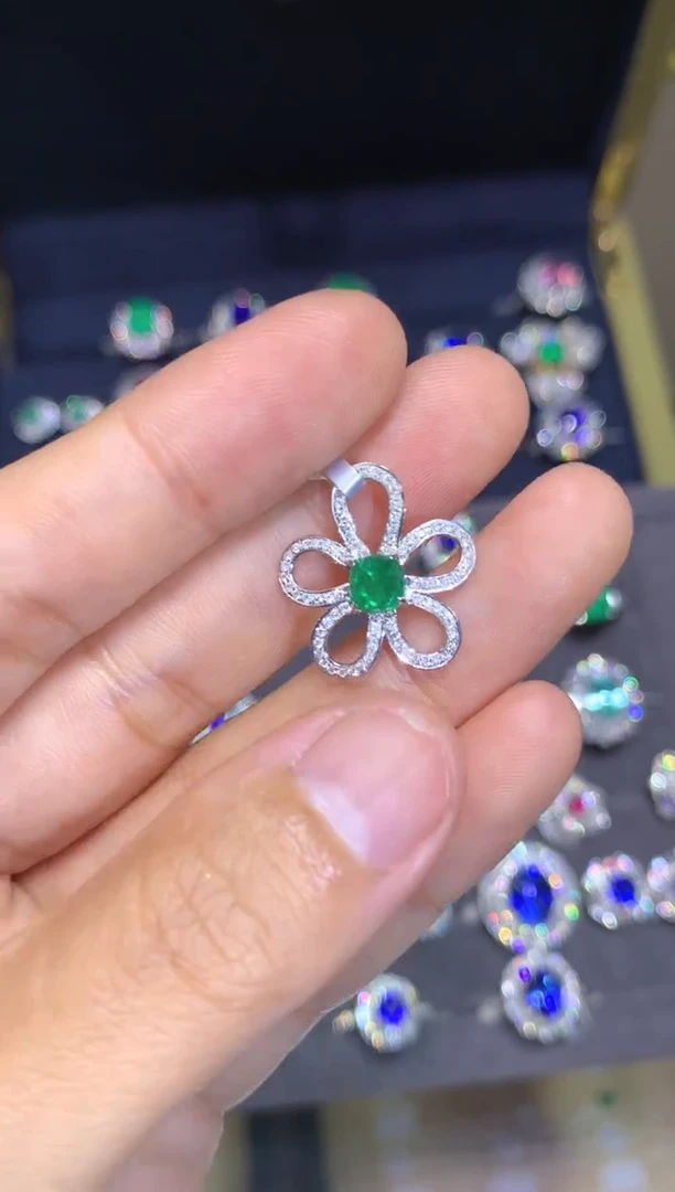 吊坠(不含链)18K金镶嵌祖母绿0.65CT