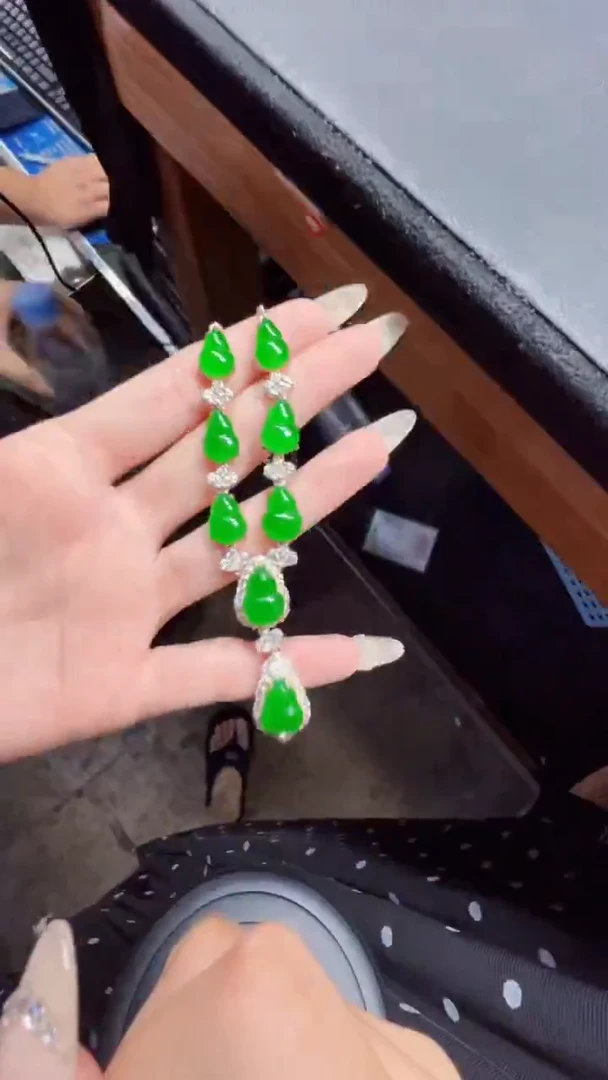 未镶嵌定制翡翠翡翠A货有轻微色差属于正常现象，套链多样性发货1