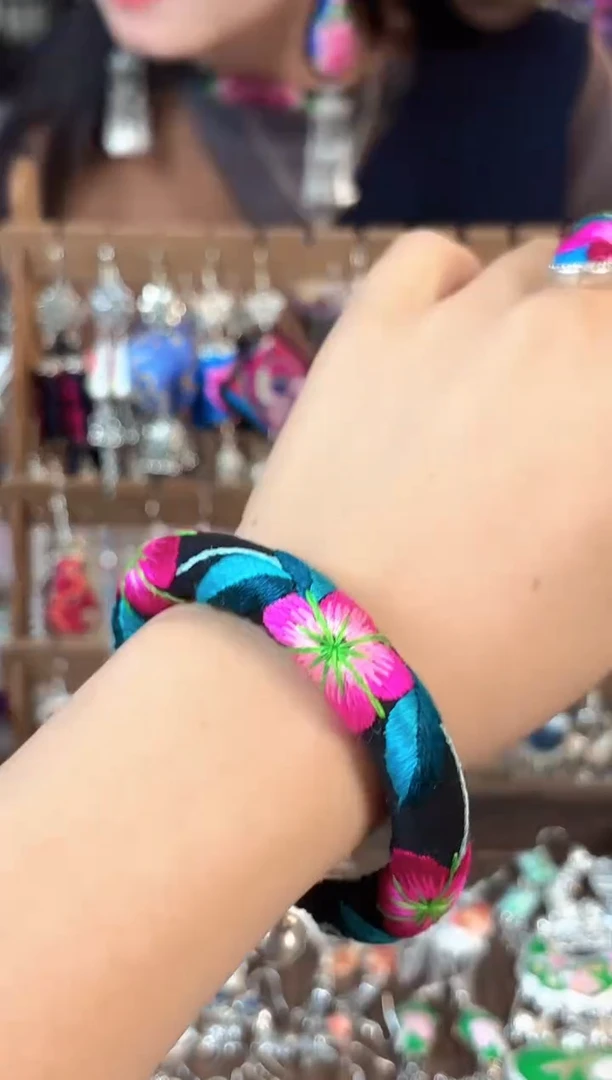 彩云南阁非遗老绣饰品728