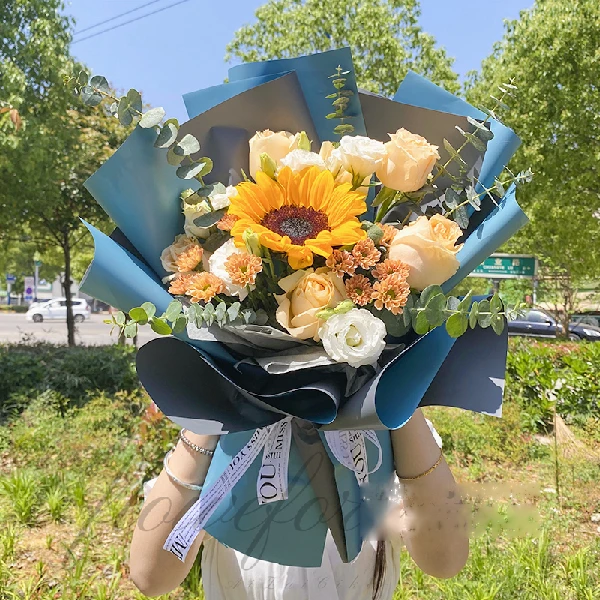 1朵向日葵+尤加利+橙色雏菊+4朵香槟玫瑰混搭花束送老师送学生送长辈
