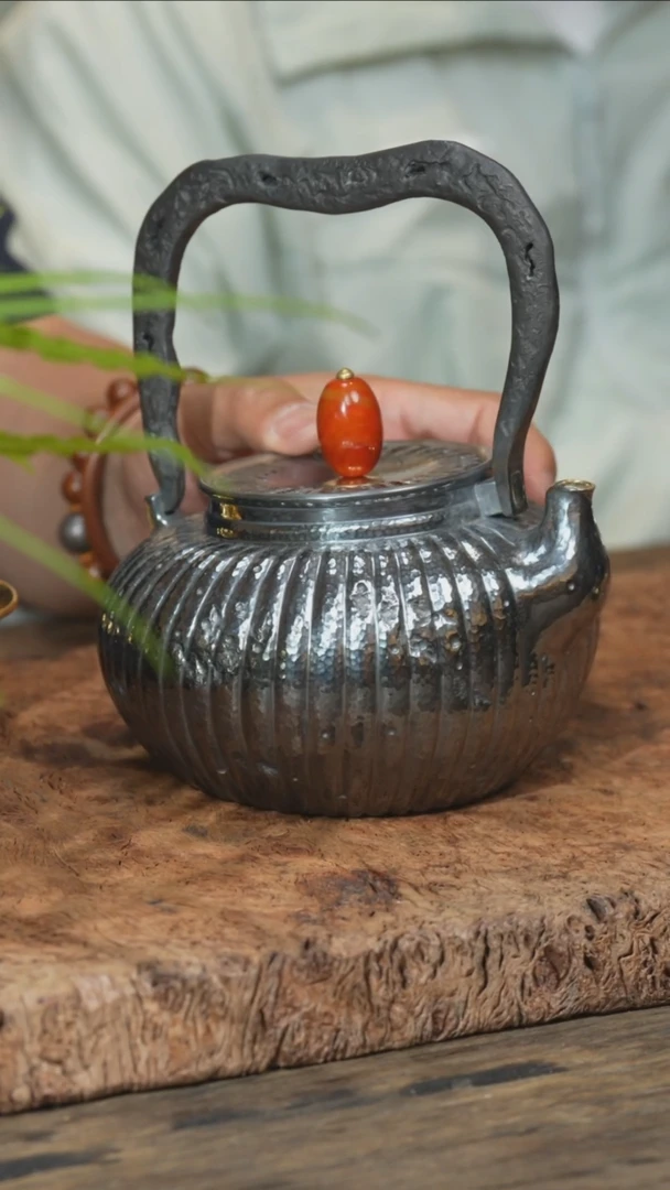 歪梨筋纹提梁壶（红纽）