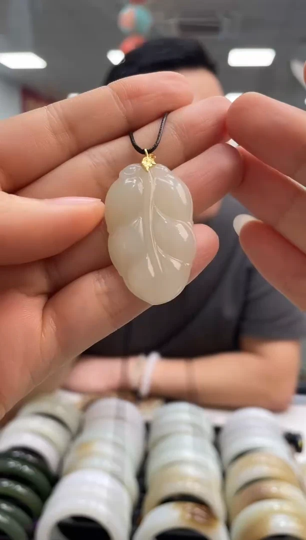 颈饰18K金镶嵌和田玉金枝玉叶吊坠随机发一件
