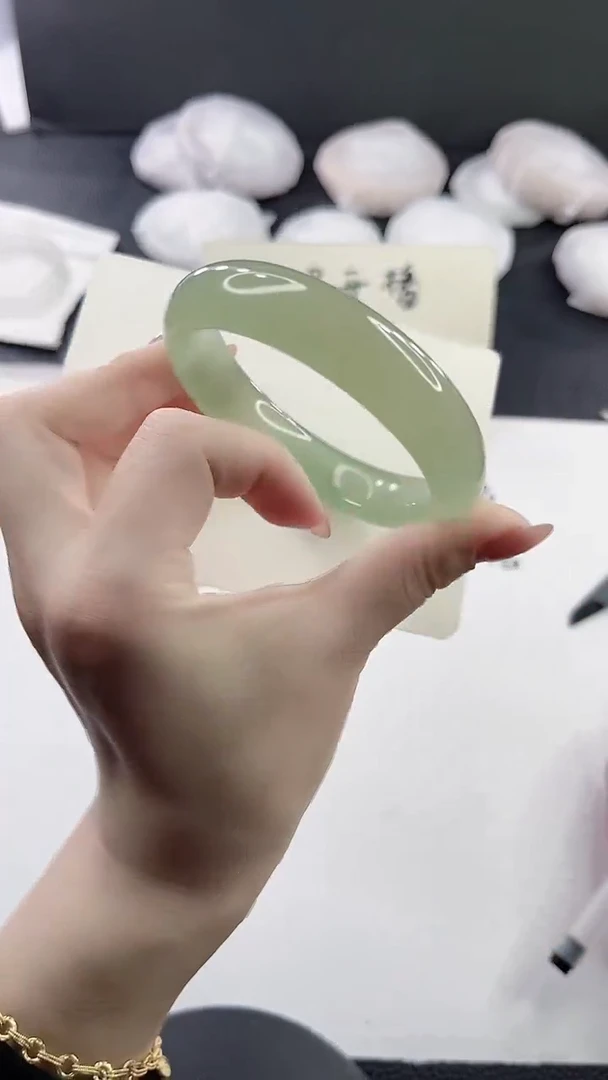 未镶嵌手镯石英质玉L205