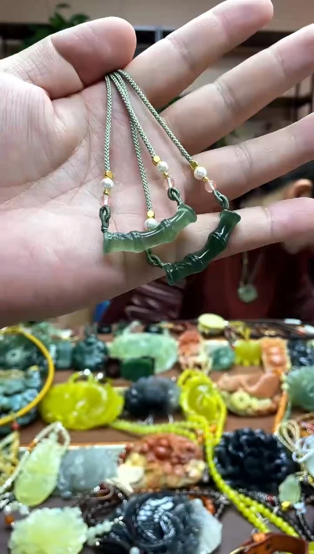 未镶嵌岫玉颈饰多样性发货发其中之一