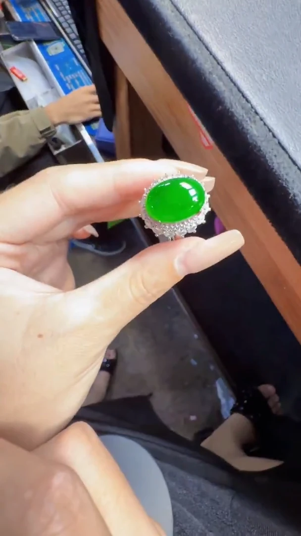 未镶嵌定制翡翠翡翠A货有轻微色差属于正常现象，戒指多样性发货1