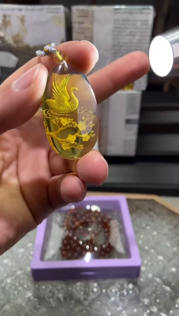 琥珀颈饰未镶嵌阴雕天鹅