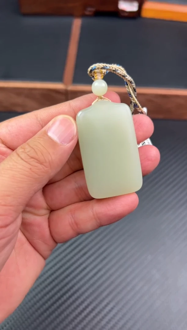 【闪购商品】和田玉吊坠(赠链)未镶嵌且末微色差迪克兰一细