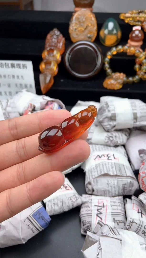 未镶嵌颈饰琥珀棕血珀四季豆吊坠