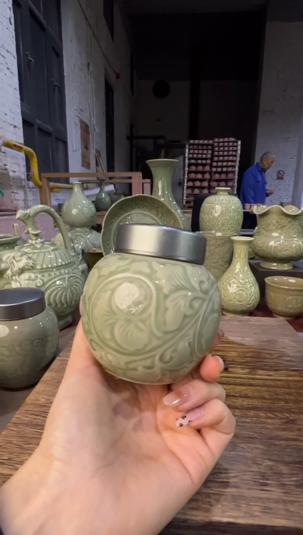 微瑕耀州窑圆形茶叶罐