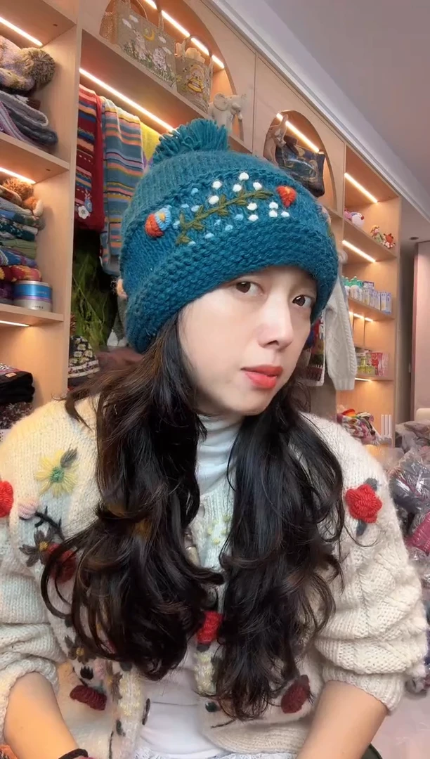 绵羊毛蓝色刺绣单球帽