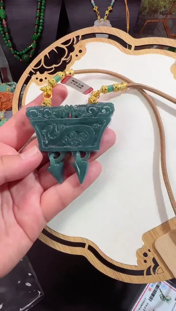 【闪购商品】翡翠颈饰未镶嵌牌子