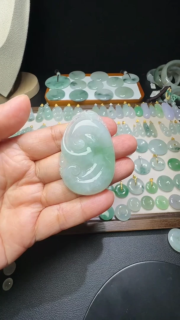 吊坠(不含链)未镶嵌翡翠如意（有纹）
