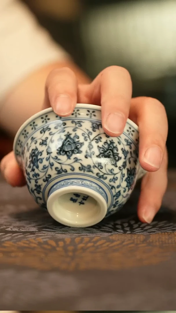 仿明青花缠枝莲双狮压手杯