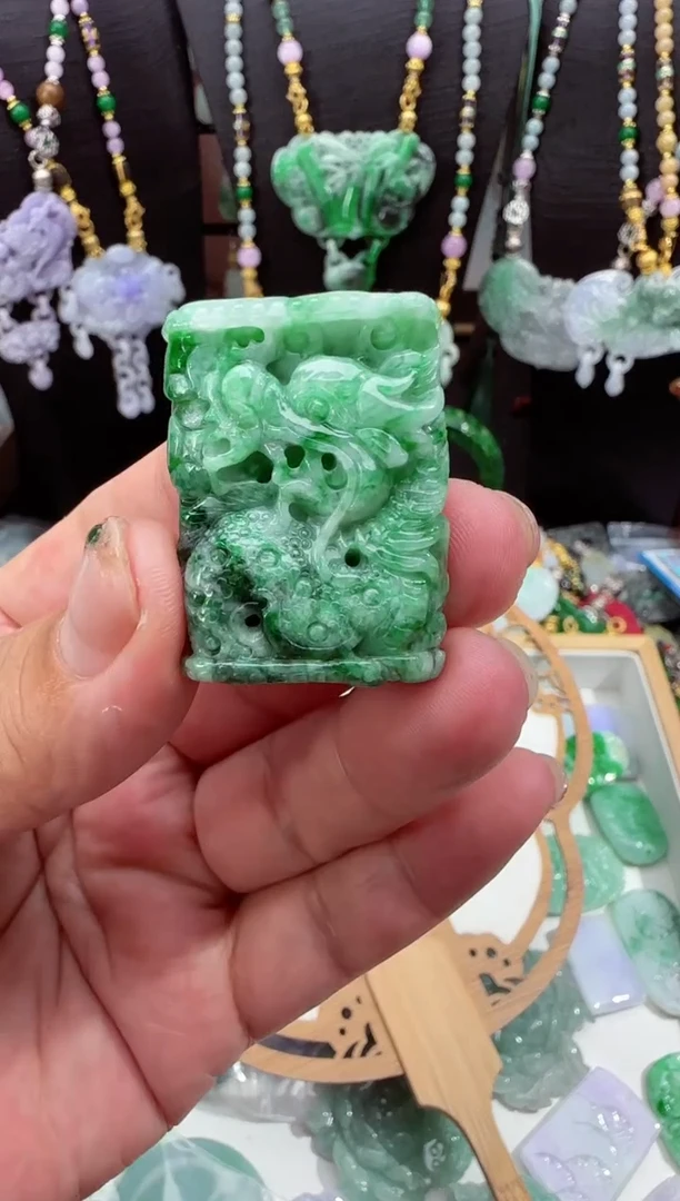 翡翠未镶嵌颈饰吊坠