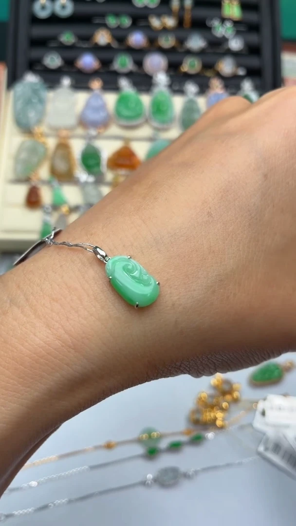 颈饰18K金镶嵌翡翠天然翡翠A货