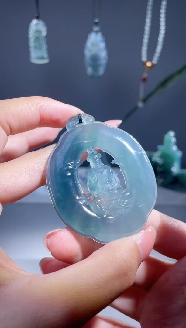 翡翠未镶嵌颈饰观音