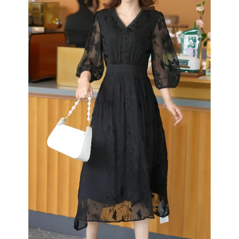 黑色连衣裙女初秋刺绣收腰蕾丝长裙遮肉显瘦V领气质时尚复古港风