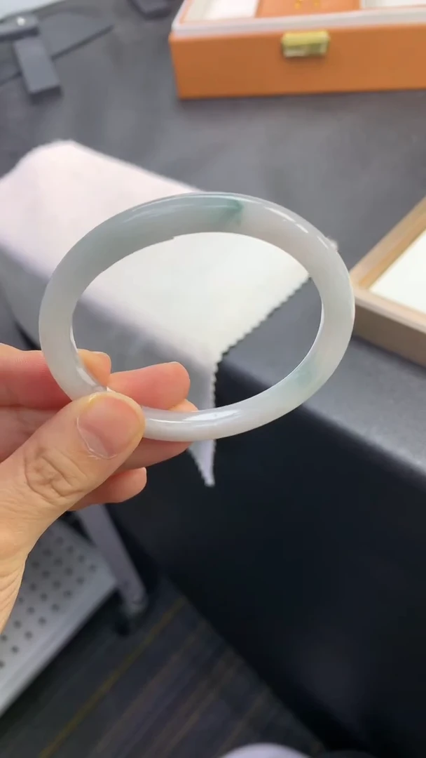 未镶嵌手镯（贵妃镯）翡翠退货需手镯吊牌标签完好