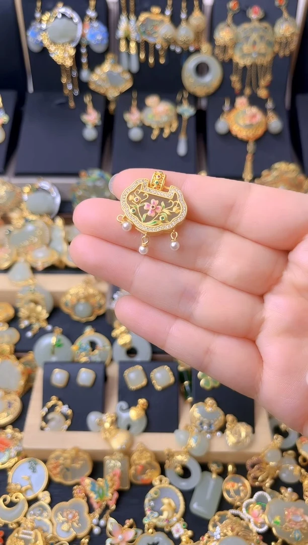 颈饰银S925镀金镶嵌和田玉珐琅梅花平安如意锁吊坠