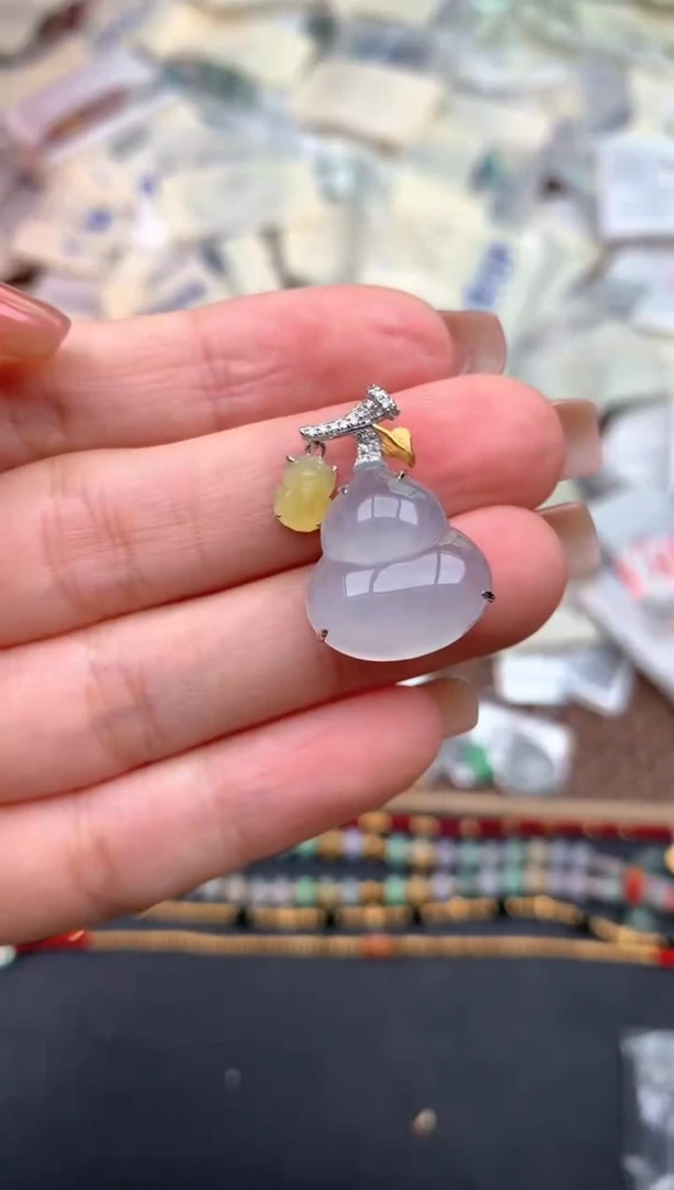 18K金镶嵌挂件翡翠一