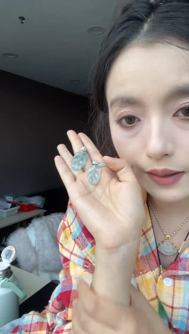 吊坠(不含链)18K金镶嵌翡翠?天然缅甸A货翡翠多样性发其一