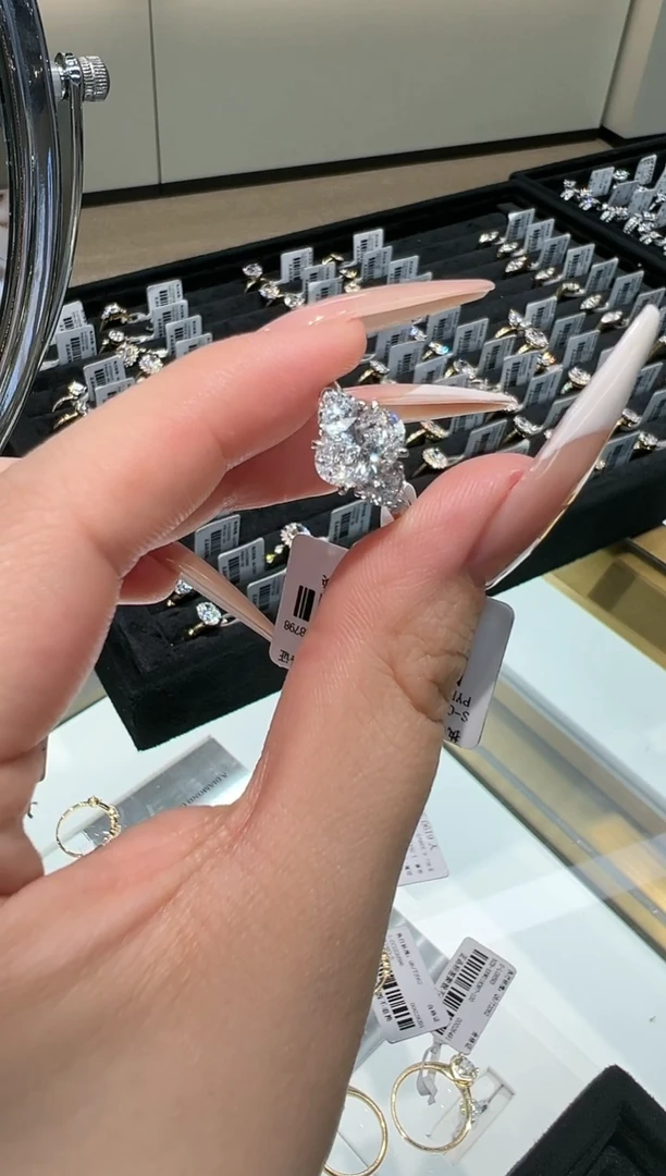 【闪购商品】实验室培育钻石18K金镶嵌椭圆三石15#