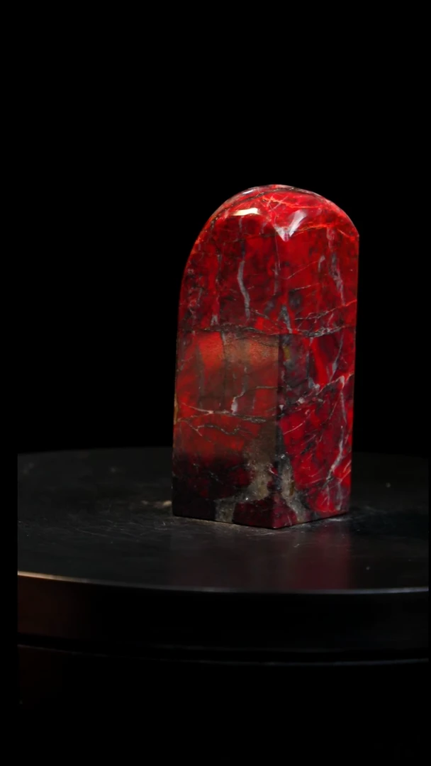 鸡血石牛角鸡血石