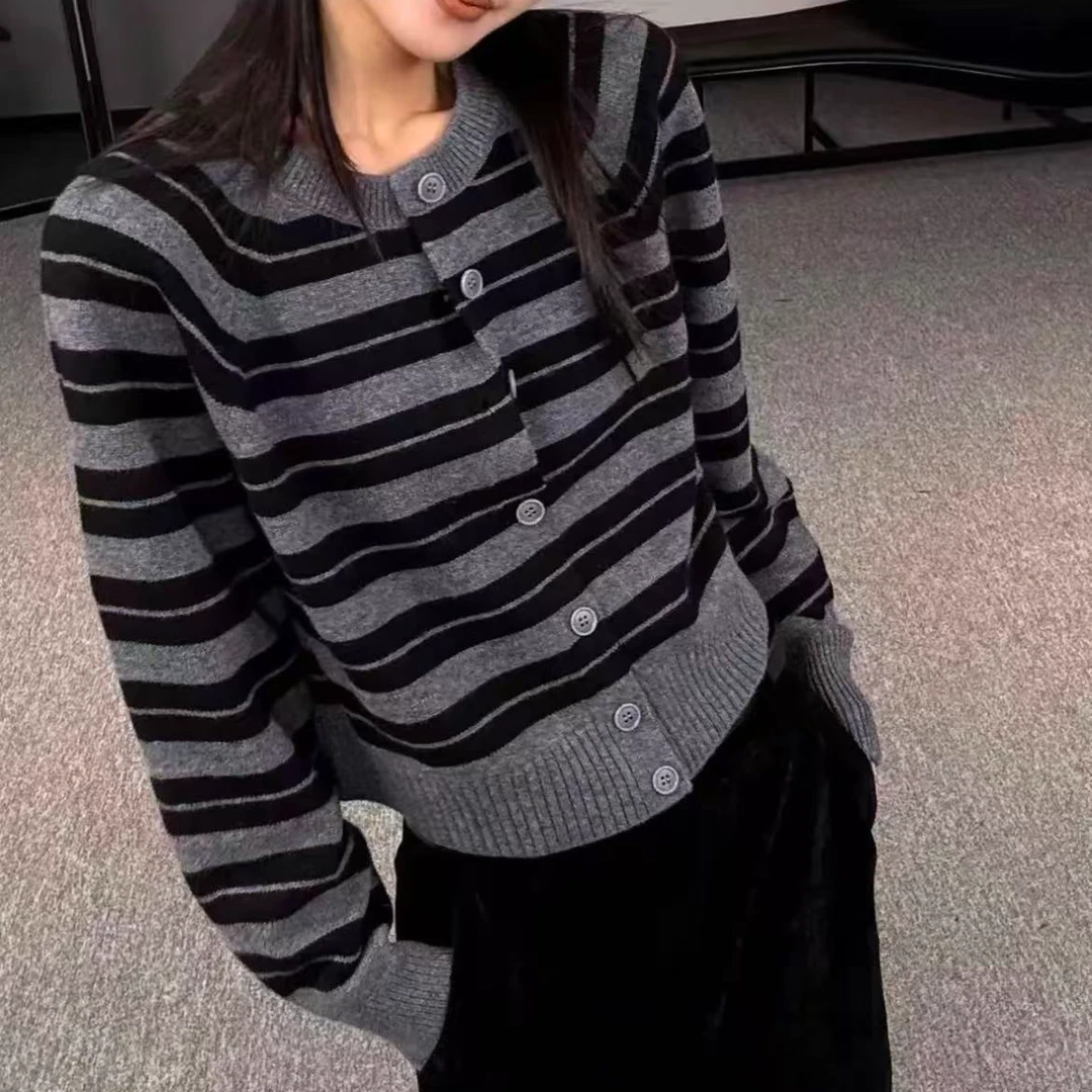 AMASS/阿玛施25年新款圆领单排扣纯色针织衫女时尚经典百搭548033