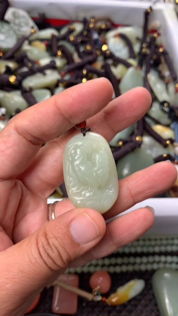 【闪购商品】和田玉颈饰未镶嵌多样性发货没有证书.拍一发一，有瑕