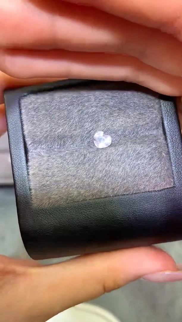 未镶嵌裸石定制尖晶石心形 银白色调 0.75ct