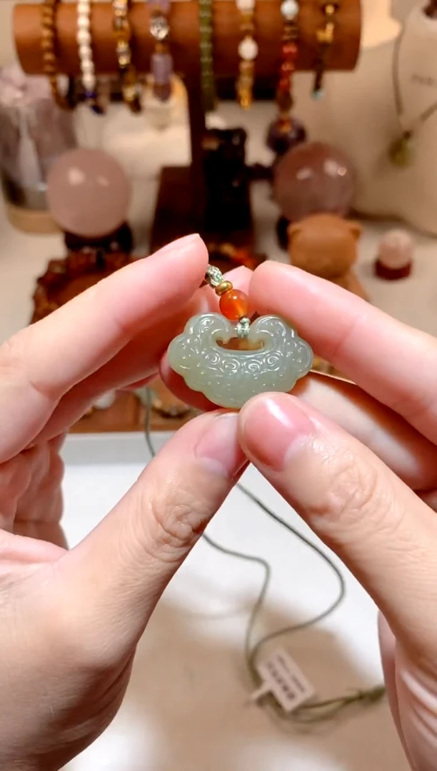 颈饰未镶嵌和田玉糖料如意锁吊坠 多样性发一