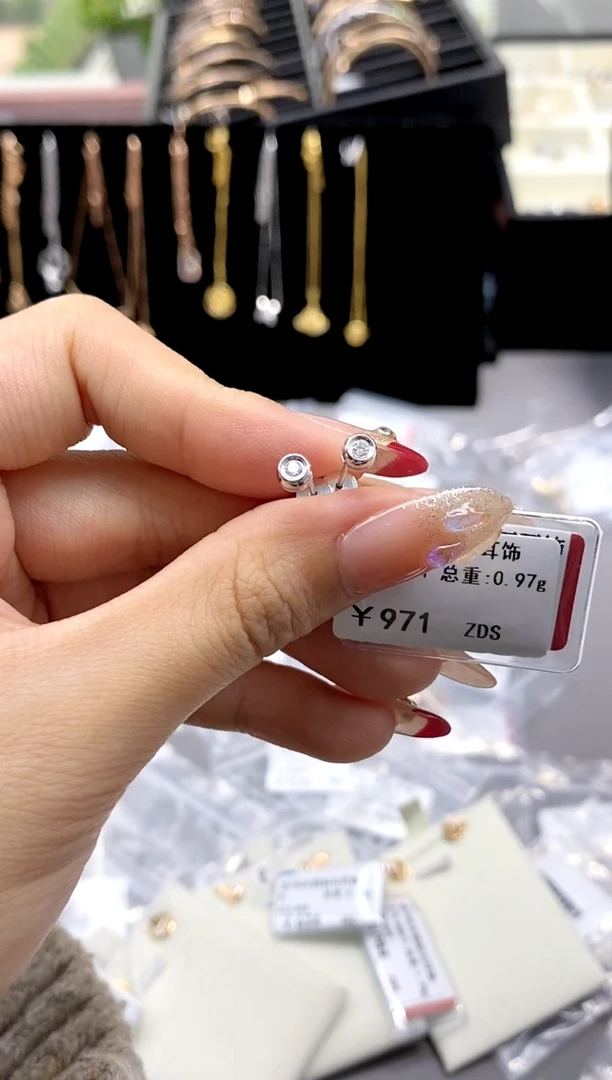 【闪购商品】钻石耳饰18K金镶嵌剪断标签不退不换