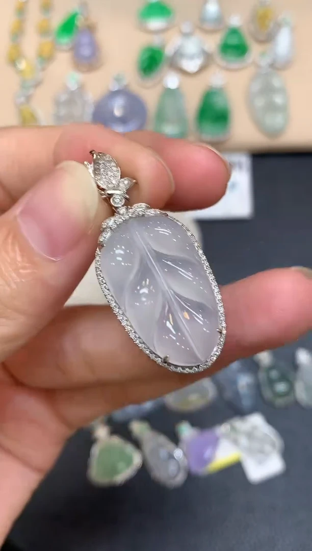 颈饰18K金镶嵌翡翠树叶【无服务费