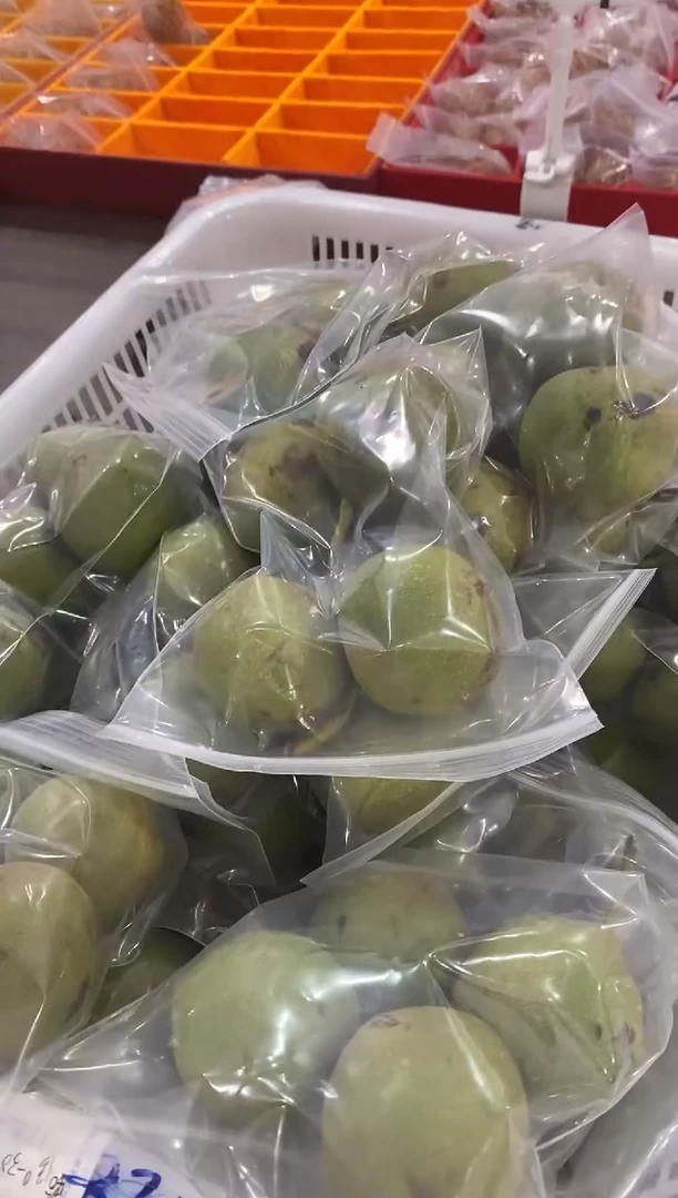 文玩核桃把件谨慎下单，青皮开起不tui不huan！大137狮子头8个青皮