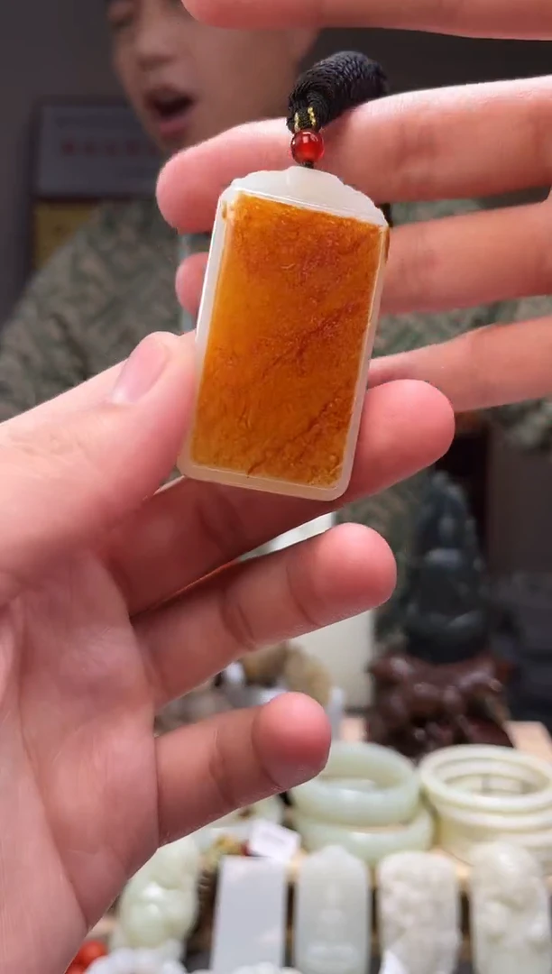 颈饰未镶嵌和田玉吊坠