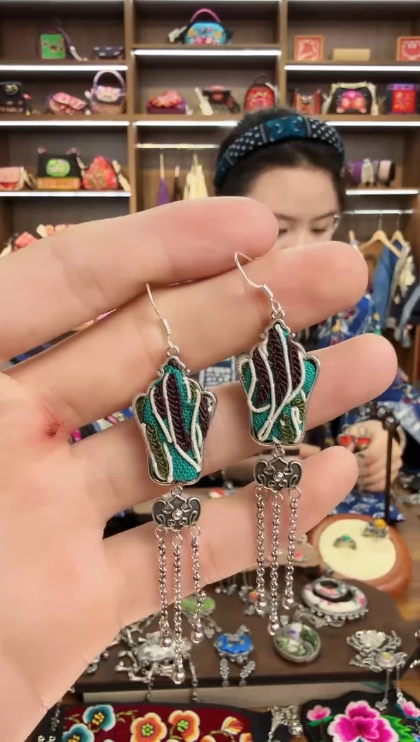 【闪购商品】织绣105蒙阿苏苗绣传承