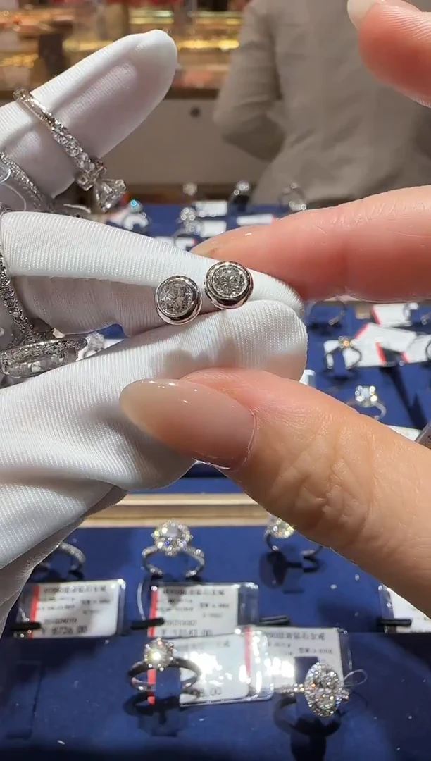 铂Pt950镶嵌耳饰钻石泡泡耳钉