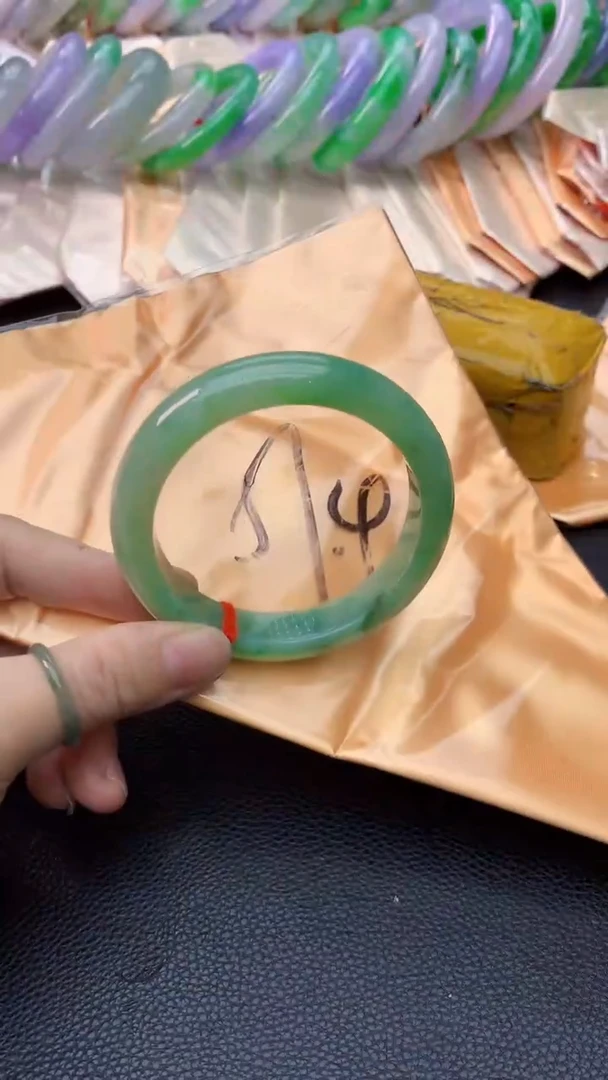 翡翠手镯未镶嵌0096929875