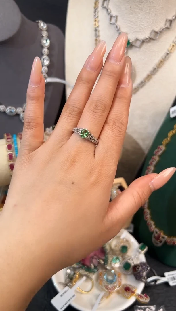 银S925镶嵌戒指石榴石（沙弗莱）戒指