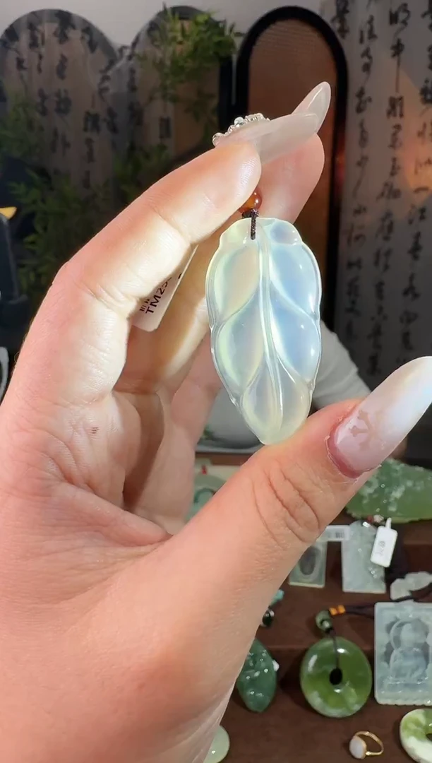 未镶嵌岫玉颈饰叶子