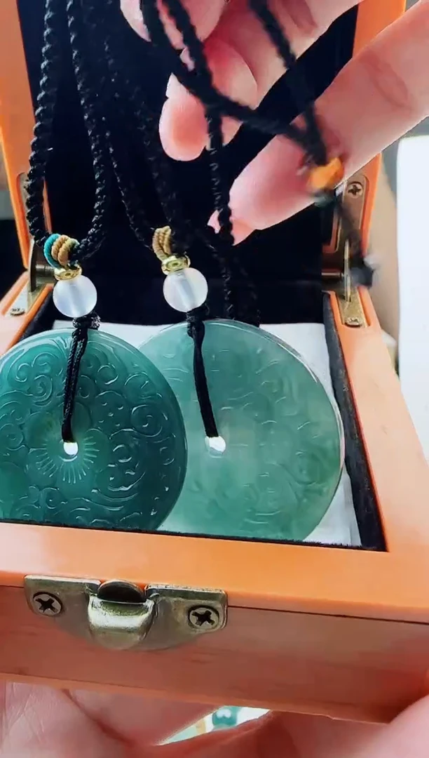 翡翠未镶嵌颈饰多样性发货其中一件